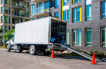 Camion de déménagement respectant les normes de sécurité pour le chargement