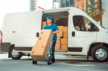 Camion de livraison avec employé livrant des colis