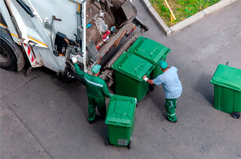 chargement de bacs de recyclage par camion benne